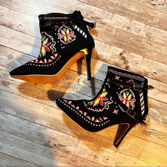 Shoes - 💚Boutique embroidered booties